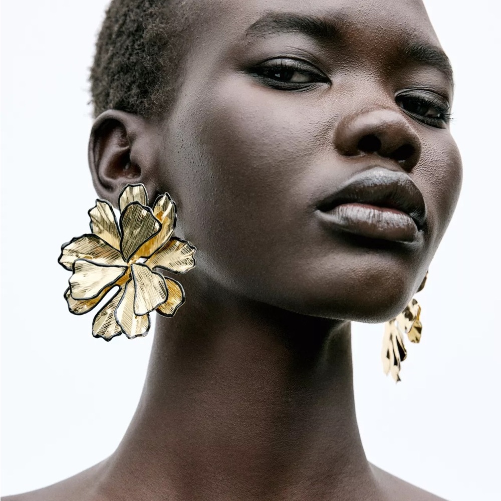 ZARA TEXTURED FLOWER EARRINGS NWT